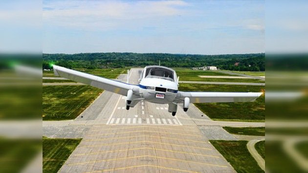 El primer 'auto-avión' estará en las carreteras (y en los cielos) en 2012