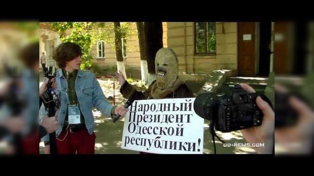 Elijen en un hospital psiquiátrico de Ucrania a Chewbacca como 'presidente del pueblo'