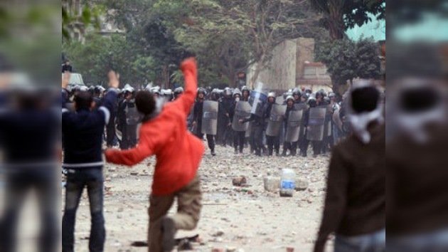 Egipto y la revolución permanente: la policía dispersa la plaza Tahrir con tanquetas y gas