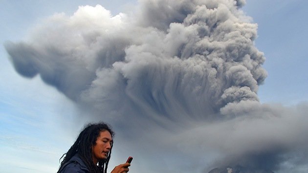 Fotos: Más de 5.000 evacuados por la erupción de dos volcanes en Indonesia