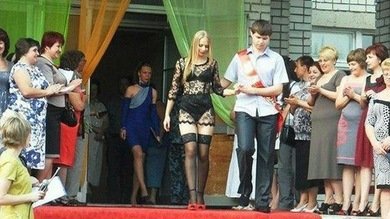 Fin de clases: alumna ucraniana se gradúa en paños menores