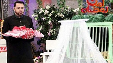 Un programa de la televisión paquistaní regala en directo a un bebé abandonado