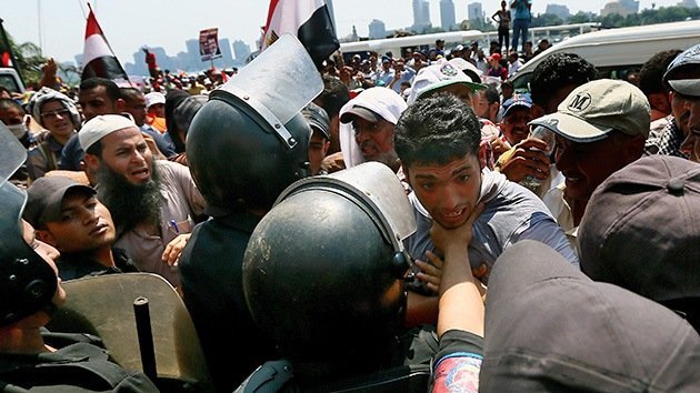 Egipto: Disparan gas lacrimógeno contra una protesta pro Morsi en El Cairo