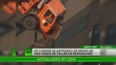 Un camión se queda colgando de un segundo piso en Nueva York 