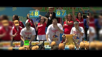Campeón de velocidad de ingesta de perritos calientes: 69 en 10 minutos