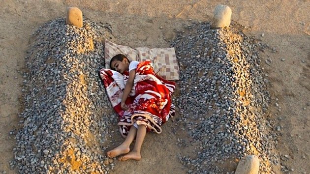 La foto del niño que dormía entre las tumbas de sus padres, ¿un montaje artístico?
