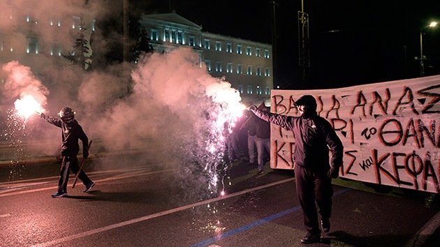 Videos, fotos: Una manifestación en Atenas acaba en duros choques con la policía