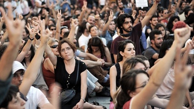 Turquía: Un tribunal tumba los planes de reformar la plaza Taksim