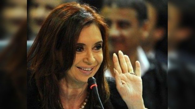 Cristina Fernández recibe el bastón de mando "de manos del pueblo"