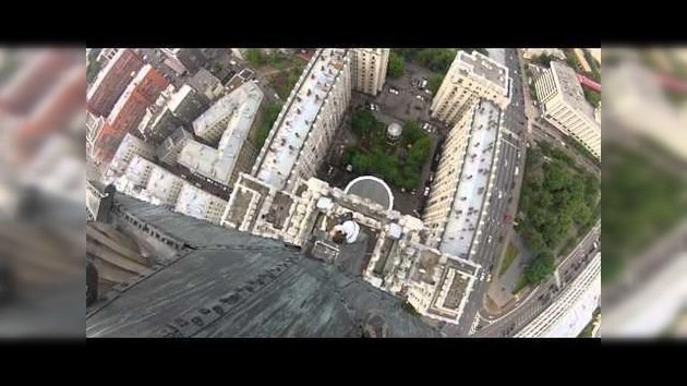 Rusia: Un grupo de jóvenes se sube a un rascacielos sin cuerdas de seguridad