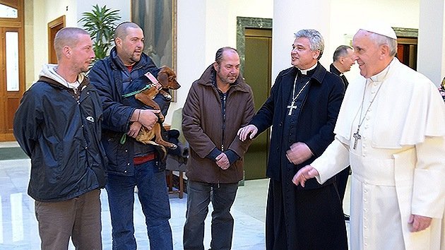 El papa Francisco se encuentra con cuatro vagabundos en el día de su 77º cumpleaños