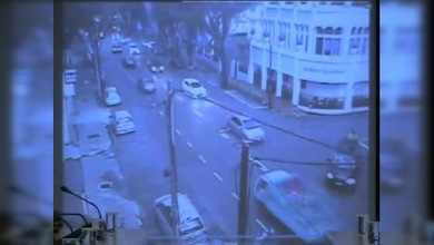 Malasia: La antena de un edificio cayó en medio de una concurrida calle