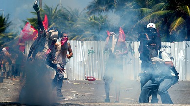 Brasil subasta su mayor reserva de petróleo en medio de protestas