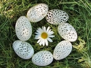 Huevos de todos los colores en la cesta de Pascua