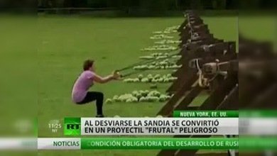 Una sandía revienta en la cara de una participante de un 'reality'