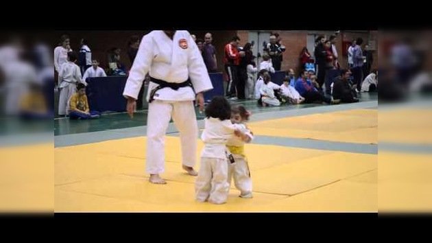 Dos pequeñas niñas en su primer combate de judo