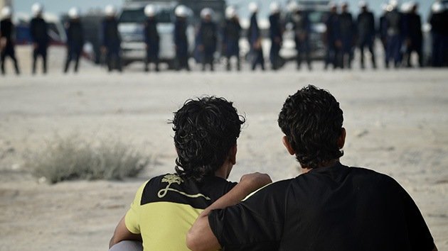 Bahréin: Las fuerzas del régimen recorren los barrios en Sitra en busca de disidentes