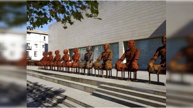 58 esculturas de hierro oxidado custodian los valores esenciales
