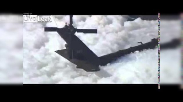 Un 'tsunami' de espuma sepulta 10 helicópteros 'Black Hawk' en EE.UU.