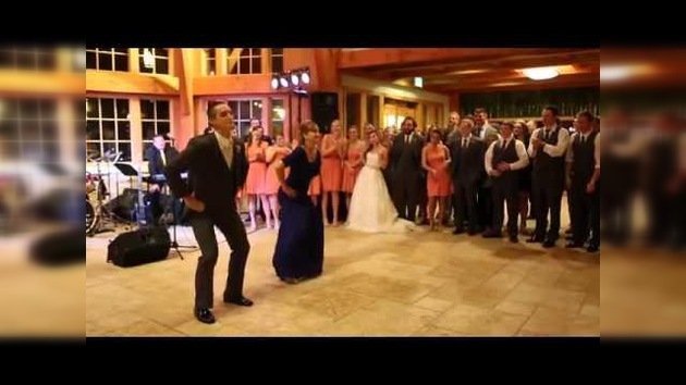 Tremendo baile de la madre del novio y su hijo durante una boda