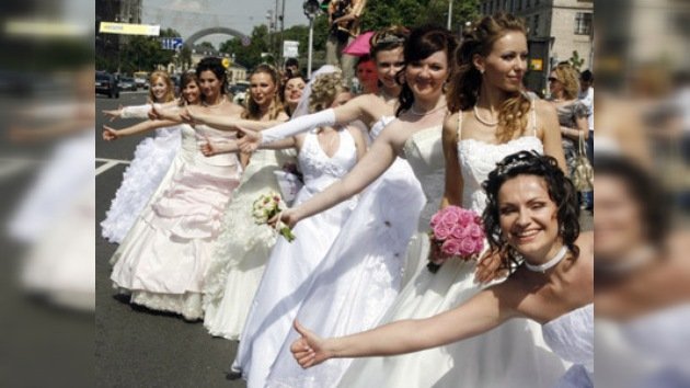 Desfile de novias en la ciudad letona de Júrmala