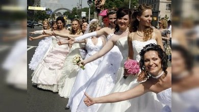 Desfile de novias en la ciudad letona de Júrmala