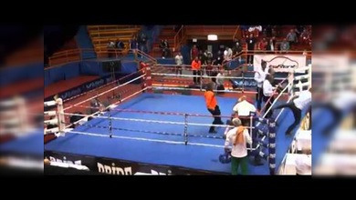 Mal perdedor: un boxeador golpea brutalmente al árbitro tras su derrota