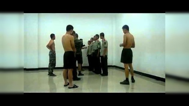 China: soldados vestidos de camuflaje torturando a jóvenes cadetes