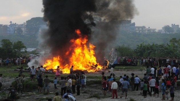 Video y fotos: 19 muertos al estrellarse un avión en Nepal nada más despegar