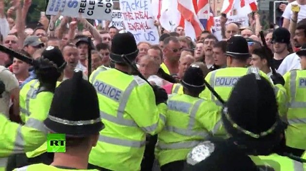 Video: Choques sangrientos durante una marcha neonazi en Reino Unido