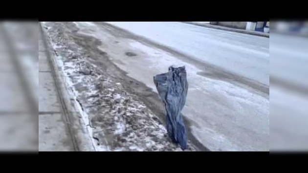 Curioso: Un par de pantalones congelados clavados en una calle