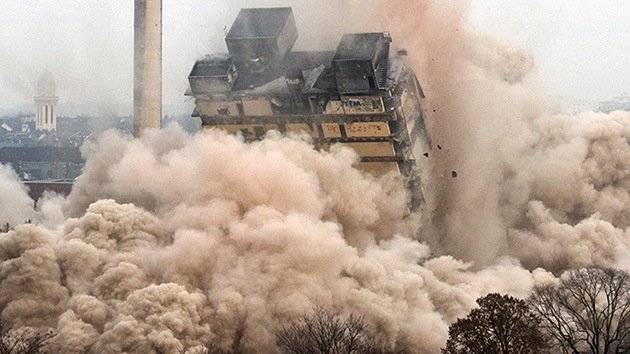 Video, Fotos: La mayor explosión controlada de un rascacielos en Alemania