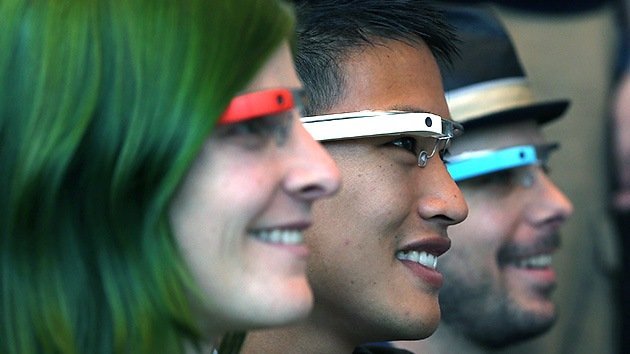 Un ‘hacker’ mete el dedo en el ojo a las Google Glass con un sistema operativo propio