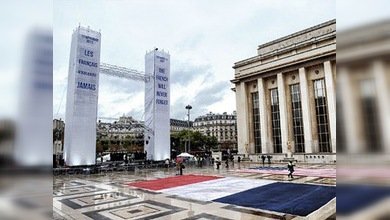 Los franceses levantan su réplica de las Torres Gemelas