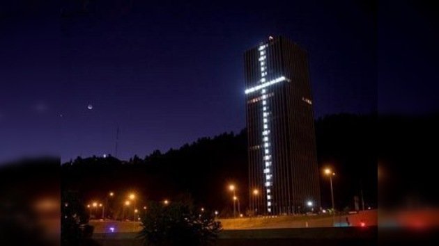 Una cruz enorme de esperanza en homenaje a los 33 mineros chilenos