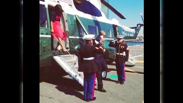 Obama saluda a militares con un café en la mano y desata una ola de burlas