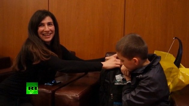 Niño kosovar vuelve con su madre tras pasar cinco meses en Siria con su padre yihadista