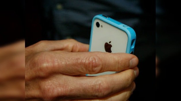 Una funda de plástico para cubrir el fiasco del iPhone