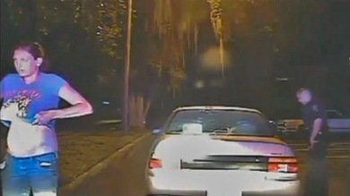 Video: Un policía obliga a una mujer a sacudirse el sostén por si ocultaba drogas