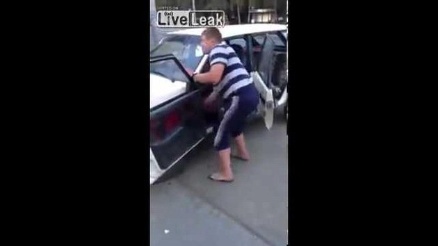 Un ruso destroza su propio coche antes de que lo retire la grúa