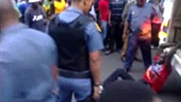 Sudáfrica: suspenden a policías por arrastrar a un hombre en una camioneta hasta matarlo