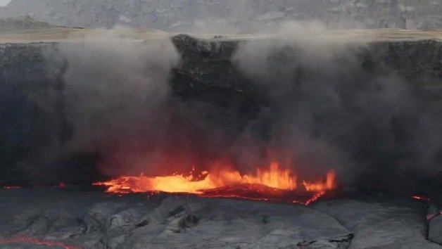 Jugando con fuego: Lanzan una bombona de propano a la lava de un volcán