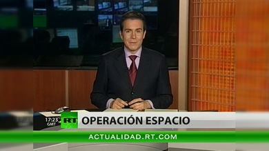 Cosmonautas rusos salen al espacio abierto