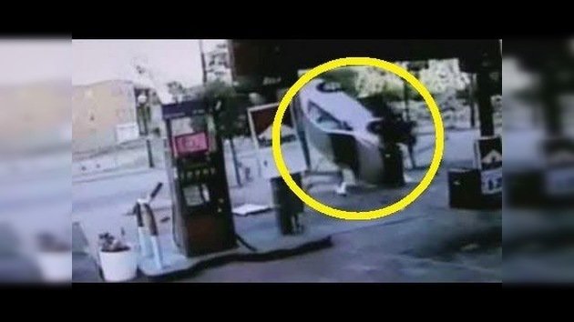Un coche se estrella contra una gasolinera, da una vuelta de campana y aterriza en una parada de bus