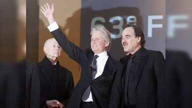 Oliver Stone dice que la salud de Michael Douglas se deteriora