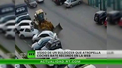 Un buldócer arrolla a varios coches en un aparcamiento