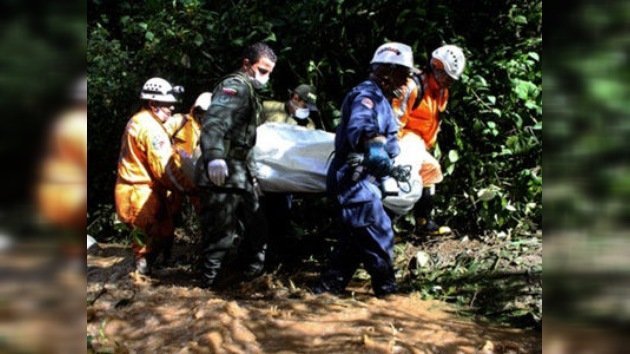 16 muertos en Colombia tras una avalancha que arrastró un autobús