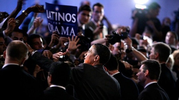 Los electores latinos se dejan seducir por las promesas de Obama