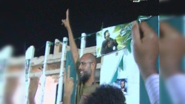 El hijo de Gaddafi, a quien daban por capturado, dice que su padre controla Trípoli