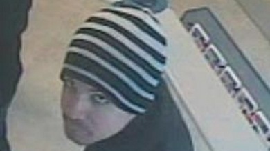 Video: La Policía busca a un hombre que robó un banco con una nota escrita a mano